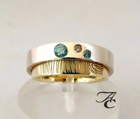 Vingerprint trouwring met blauwe en bruine diamant