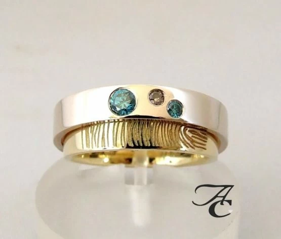 Vingerprint trouwring met blauwe en bruine diamant