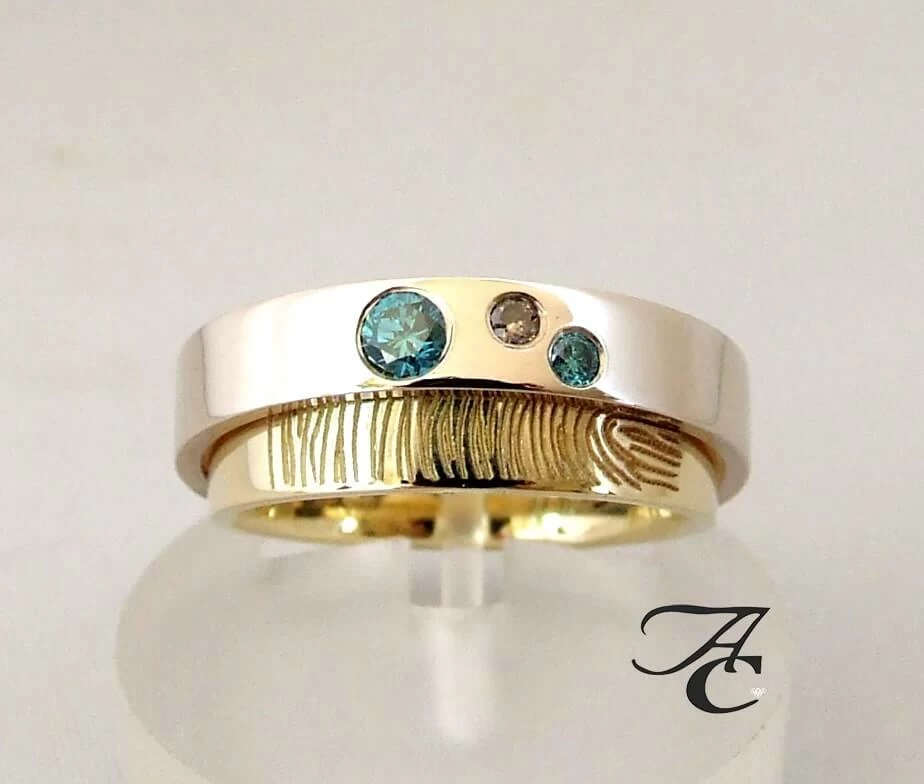 Vingerprint trouwring met blauwe en bruine diamant