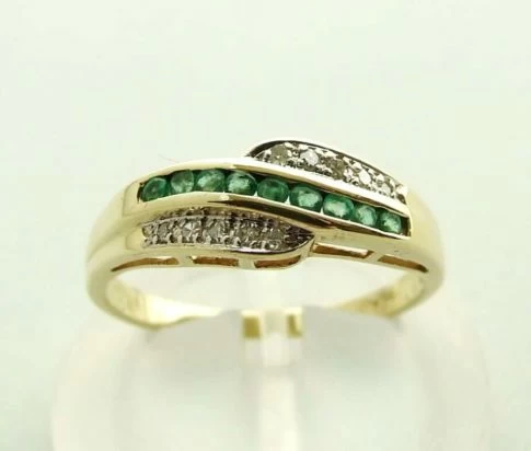 Geel gouden ring met diamant en smaragd