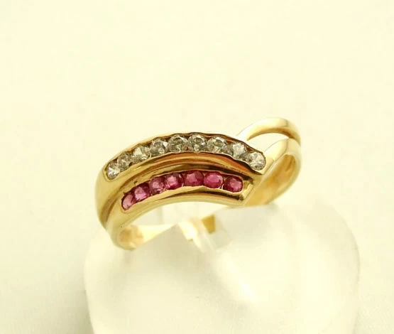 Gouden ring met robijn en zirkonia Gouden ring met robijn en zirkonia