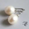 Wit gouden parel oorbellen met diamant
