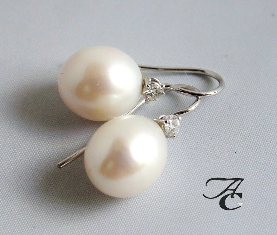 Wit gouden parel oorbellen met diamant