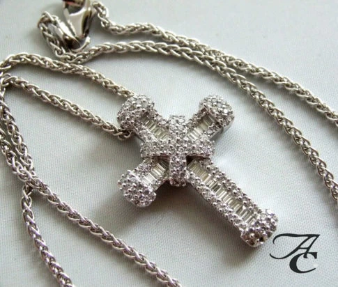 Wit gouden collier en kruis met diamanten