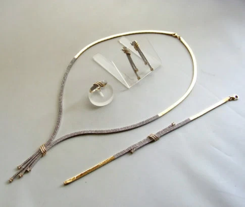Gouden set sieraden met zirkonia