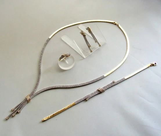 Gouden set sieraden met zirkonia