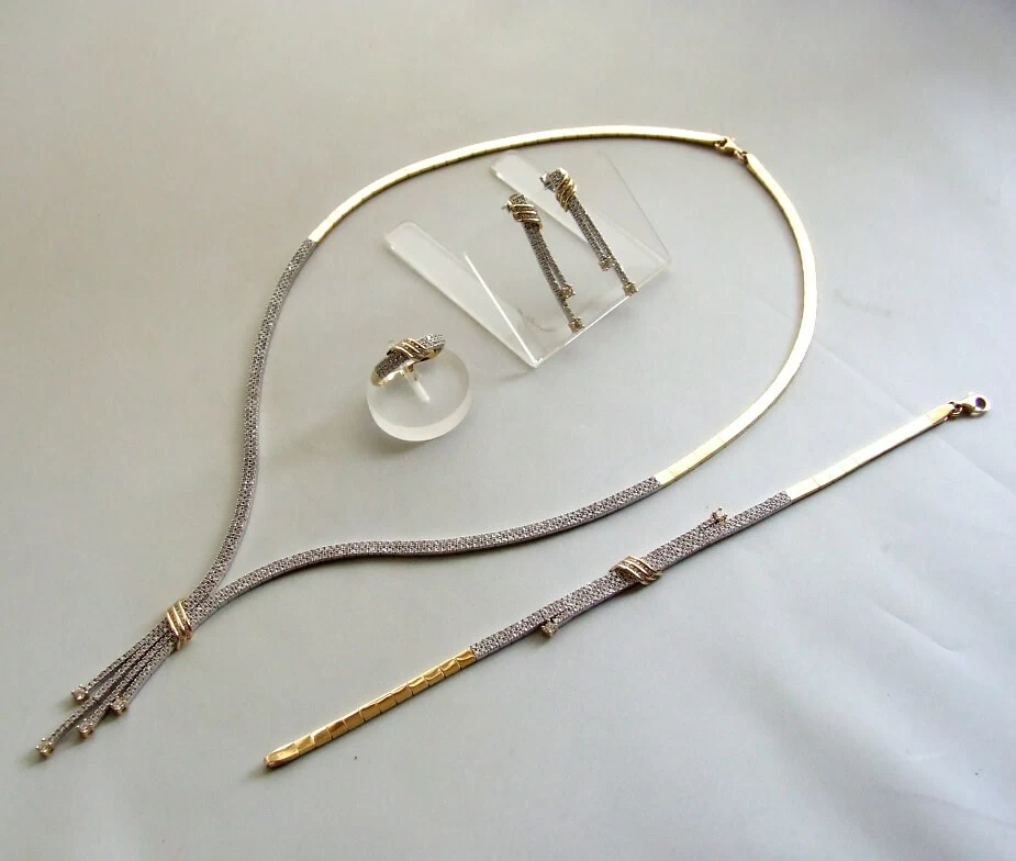 Gouden set sieraden met zirkonia