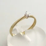 Vierpoots gouden ring met zirkonia
