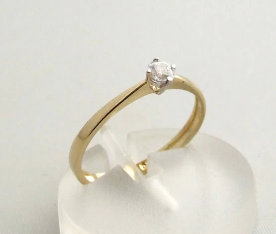 Vierpoots gouden ring met zirkonia