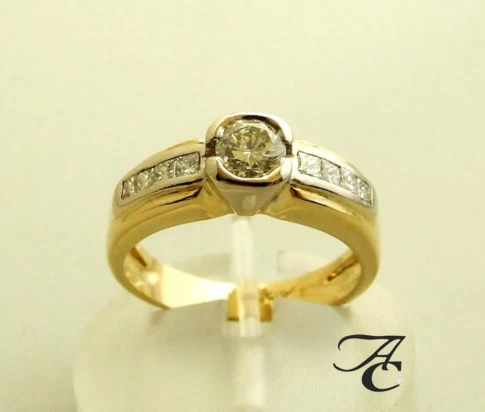 Geel gouden ring met diamanten 0.91 ct.