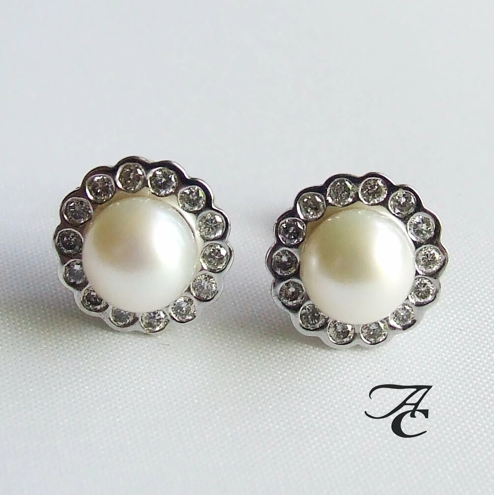 Wit gouden oorbellen met parel en diamant