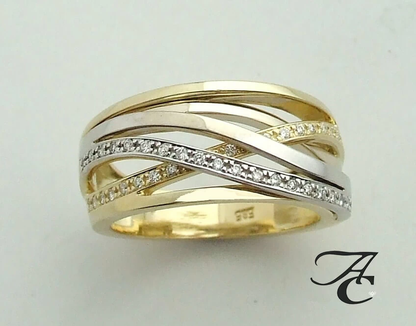 Gevlochten bicolor gouden ring met briljantenGevlochten bicolor gouden ring met briljanten
