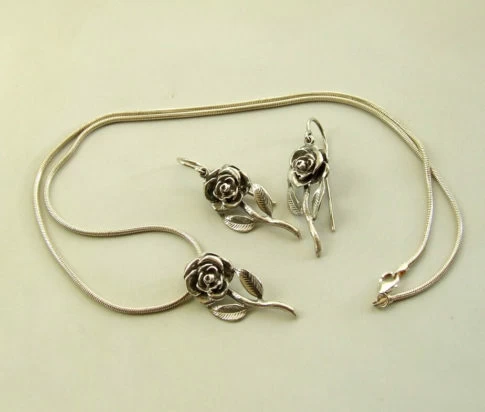 Zilveren collier en oorbellen