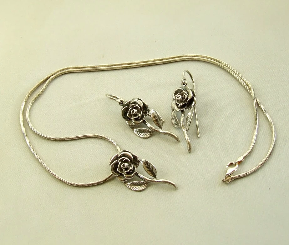Zilveren collier en oorbellen