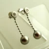 Wit gouden oorbellen met diamant en parel