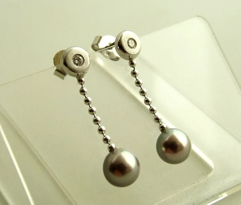 Wit gouden oorbellen met diamant en parel