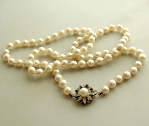 Parelcollier met gouden saffieren slot