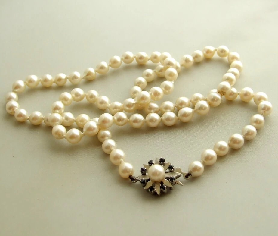 Parelcollier met gouden saffieren slot