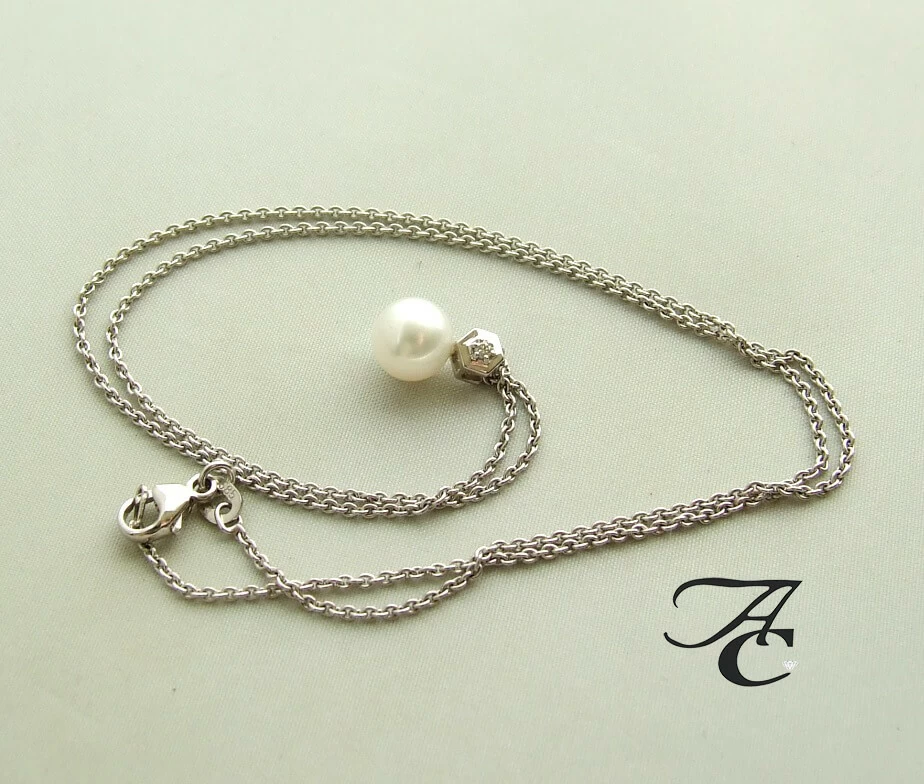 Wit gouden collier en hanger met parel en diamant