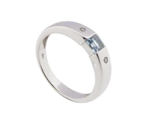 Wit gouden ring met topaas en diamanten