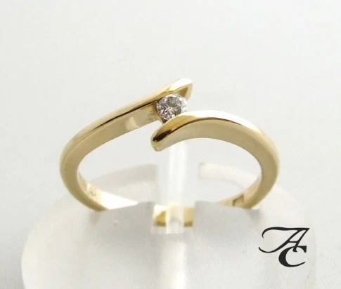 14 karaat gouden ring met centrale diamant