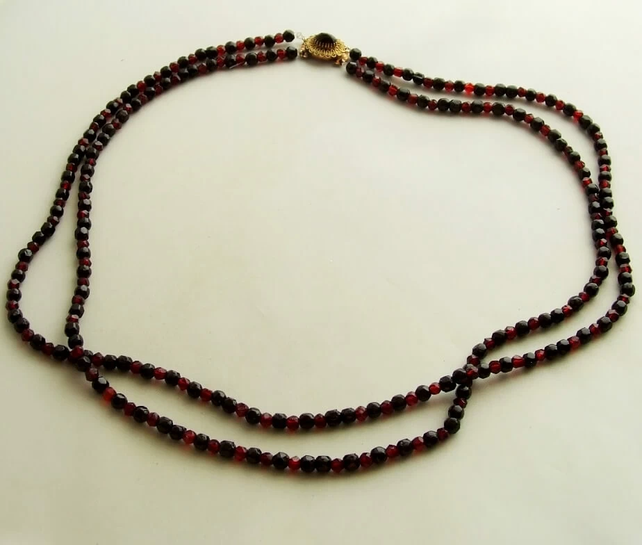 Occasion granaten collier met gouden slot