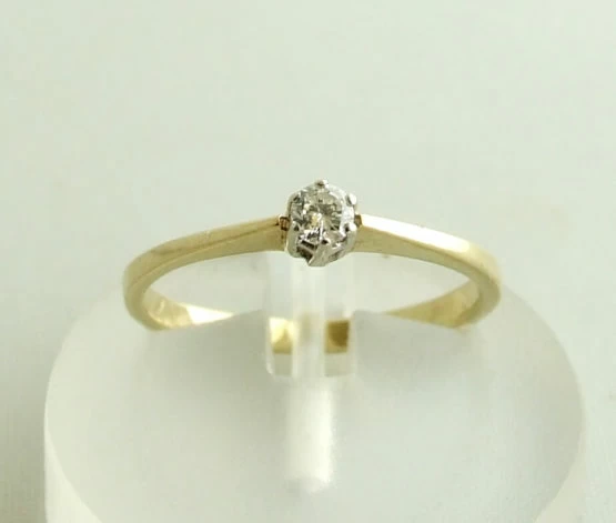 Geel gouden briljant geslepen diamanten ring Geel gouden briljant geslepen diamanten ring