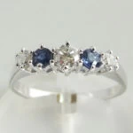 Wit gouden ring met saffieren en briljanten