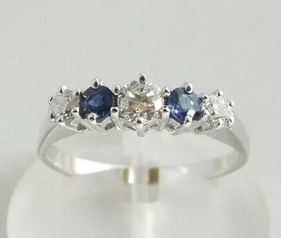 Wit gouden ring met saffieren en briljanten