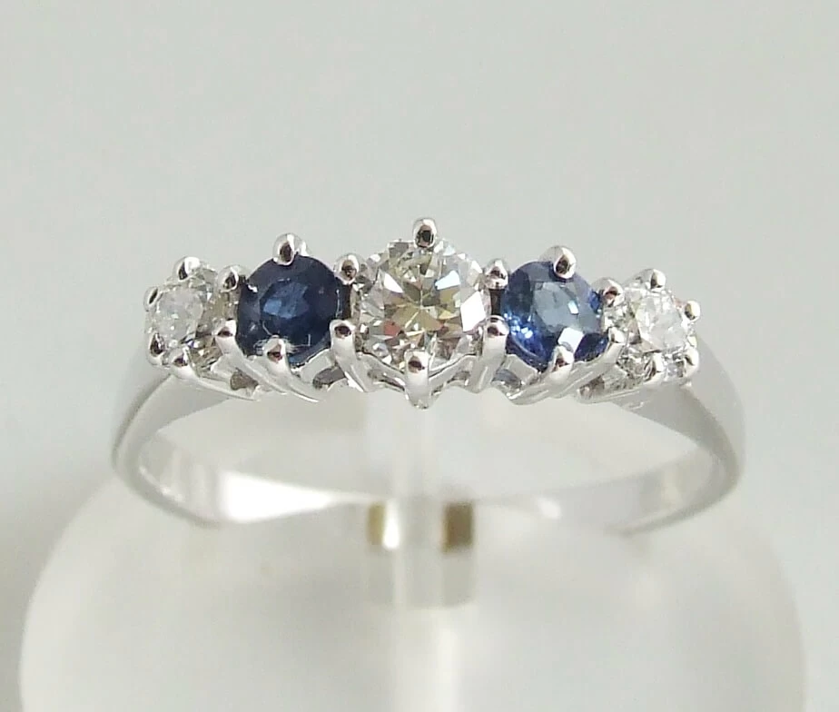 Wit gouden ring met saffieren en briljanten