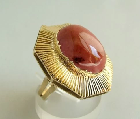Gouden ring met rhodoniet