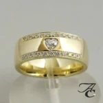 14 karaat geel gouden harten ring met diamanten 14 karaat geel gouden harten ring met diamanten