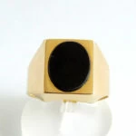 Geel gouden ring met onyx Gouden ring met onyx