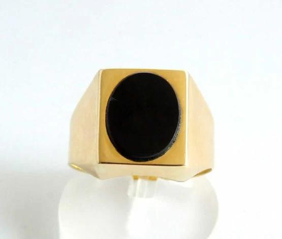 Geel gouden ring met onyx Gouden ring met onyx