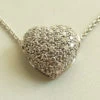 Wit gouden collier en harten hanger met diamanten