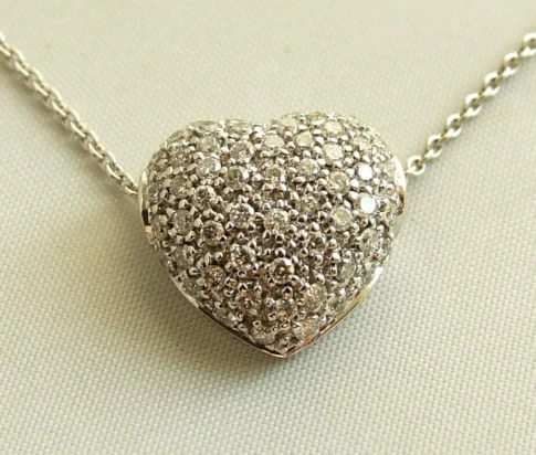 Wit gouden collier en harten hanger met diamanten
