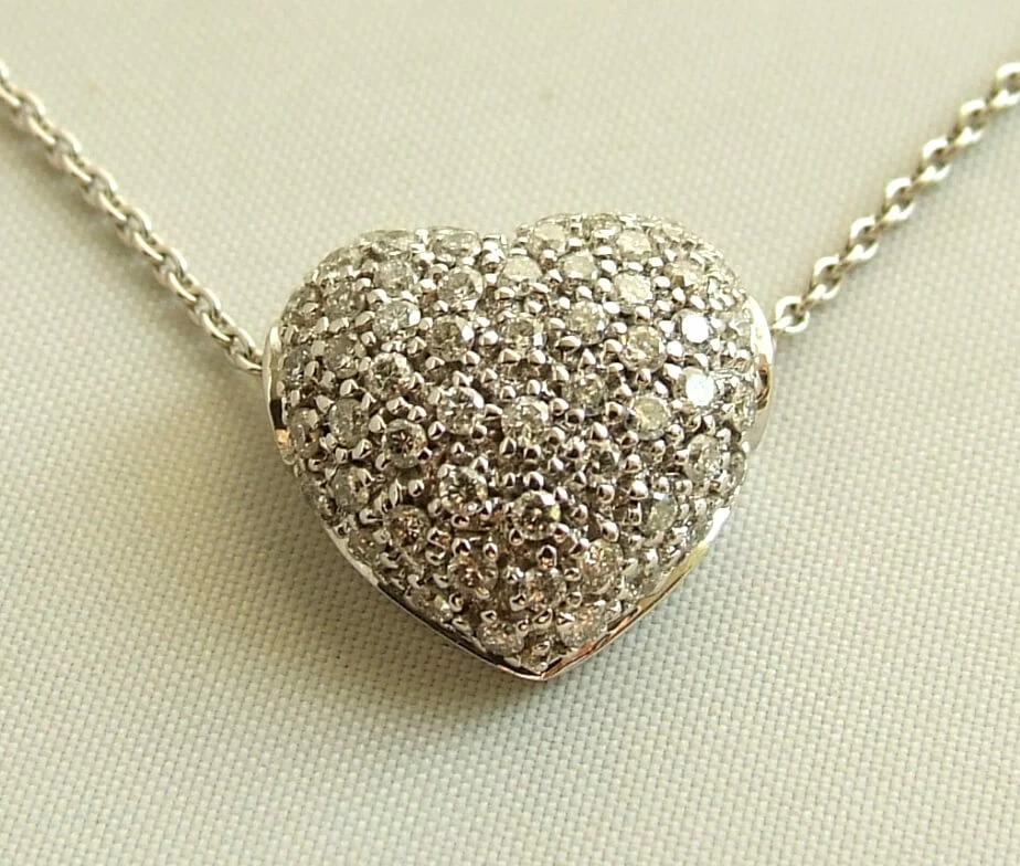 Wit gouden collier en harten hanger met diamanten