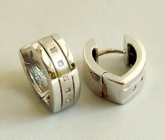 Wit gouden oorbellen met diamanten Wit gouden oorbellen met diamanten