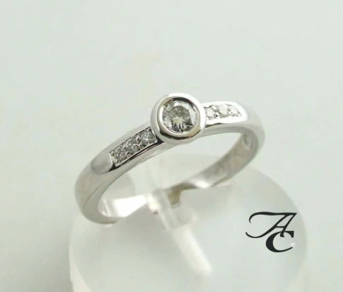 Wit gouden ring met diamanten 0.22 ct.