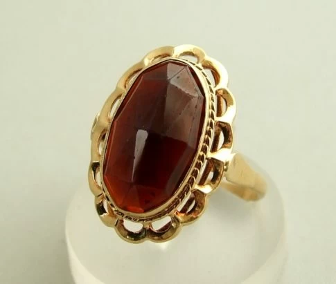 Occasion gouden ring met granaat