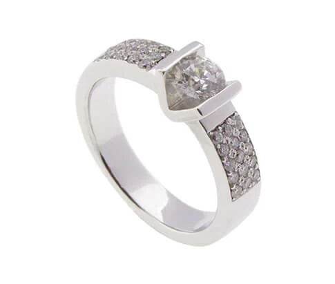 Wit gouden ring met briljant geslepen diamanten