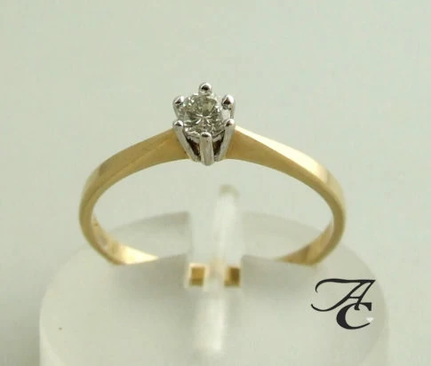 14 karaat gouden ring met diamant in klauwzetting