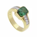 18 karaat gouden ring met smaragd en diamanten 18 karaat gouden ring met smaragd en diamanten
