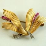 Gouden broche met diamanten en robijnen