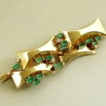 Gouden broche met diamanten en smaragd Gouden broche met diamanten en smaragd