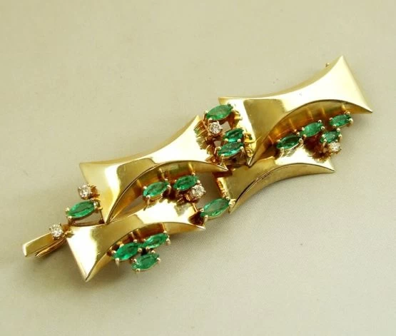 Gouden broche met diamanten en smaragd Gouden broche met diamanten en smaragd