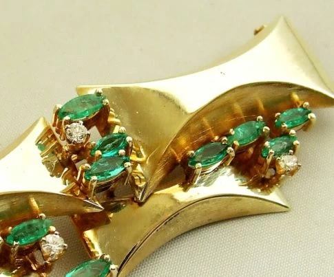 Gouden broche met diamanten en smaragd