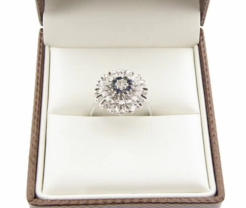 Wit gouden ring met saffier en diamanten