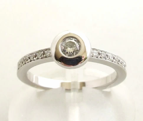 Wit gouden ring met diamanten 0.30 ct.