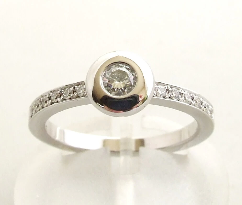 Wit gouden ring met diamanten 0.30 ct.